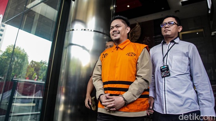 Senyum Bupati Nonaktif Koltim Usai Diperiksa KPK Bupati nonaktif Kolaka Timur (Koltim) Abdul Aziz diperiksa KPK sebagai tersangka kasus korupsi RSUD. Aziz tersenyum sesaat sebelum masuk ke mobil tahanan.