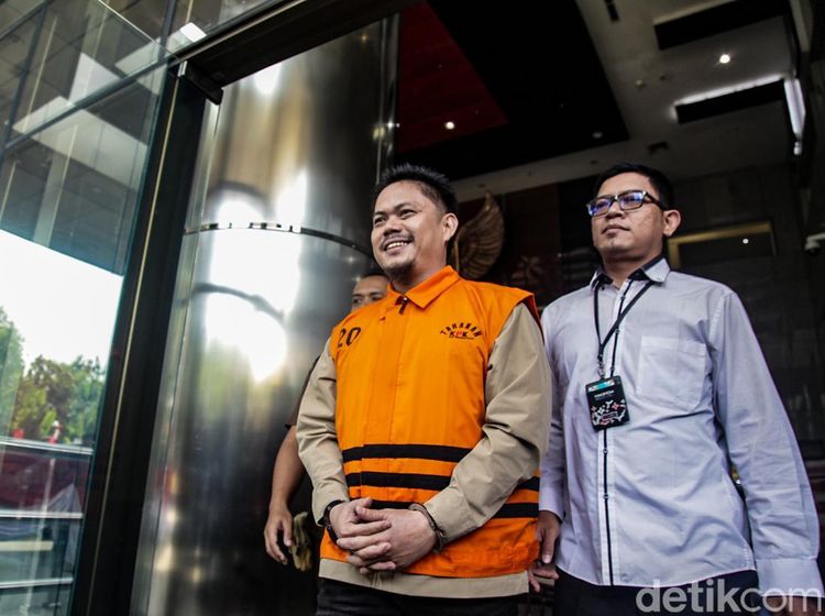 Senyum Bupati Nonaktif Koltim Usai Diperiksa KPK