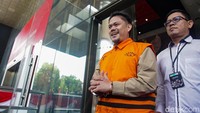 Abdul Aziz tersenyum sebelum masuk ke mobil tahanan. Kasus ini terkait dengan proyek pembangunan RSUD di kelas C Kabupaten Koltim. Bermula pada Desember 2024, diduga terjadi pertemuan pihak Kemenkes dengan 5 konsultan perencana untuk membahas basic design RSUD yang didanai oleh DAK.