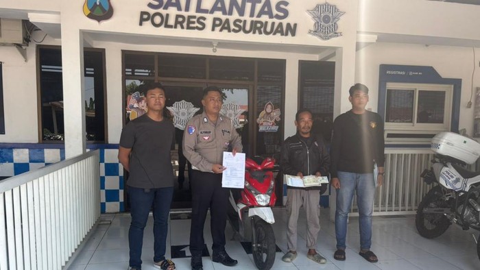 Senyum sumringah M Athoillah saat melihat kembali motornya yang hilang