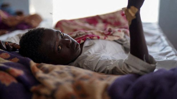 Seorang pasien kolera Sudan terlihat berbaring di tempat tidur di klinik darurat yang dikelola Perserikatan Bangsa-Bangsa, di Tawila, Darfur utara, Sudan, 5 Agustus 2025. (REUTERS/Mohammed Jamal)