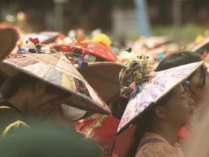 Mengenal Seraung, Topi Khas Dayak yang Unik