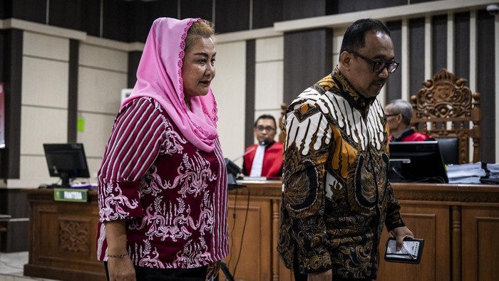 Sidang putusan kasus korupsi mantan Wali Kota Semarang Terdakwa kasus dugaan korupsi pengadaan barang dan jasa tahun 2023-2024 Hevearita Gunaryanti Rahayu berada di dalam mobil tahanan usai mengikuti sidang putusan di Pengadilan Tipikor Kota Semarang, Jawa Tengah, Rabu (27/8/2025). Majelis Hakim memvonis mantan Wali Kota Semarang Hevearita Gunaryanti Rahayu dengan hukuman 5 tahun penjara dan denda Rp300 juta serta membayar uang pengganti Rp683,2 juta, sementara untuk suaminya Alwin Basri yang juga mantan Ketua Komisi D DPRD Provinsi Jawa Tengah periode 2019-2024 divonis hukuman 7 tahun penjara dan denda Rp300 juta serta membayar uang pengganti Rp4 miliar. ANTARA FOTO/Aprillio Akbar/bar