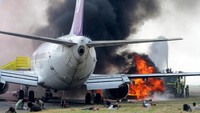 Tim ARFF (Airport Rescue and Fire Fighting) berusaha memadamkan api yang membakar pesawat pada simulasi penanggulangan keadaan darurat di Bandara Internasional Juanda, Sidoarjo, Jawa Timur, Rabu (27/8/2025).  Foto: ANTARA FOTO/Umarul Faruq