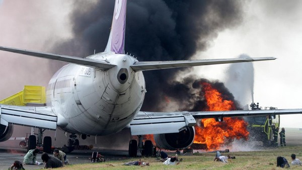 Bandara Juanda Gelar Simulasi Darurat, ARFF Sigap Padamkan Api Pesawat