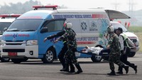 Tim Airport Rescue and Fire Fighting (ARFF) yang sudah siaga langsung bergerak menuju lokasi untuk melakukan pemadaman api sekaligus mengevakuasi penumpang. Sesuai prosedur, Emergency Operation Center (EOC) segera diaktifkan dengan melibatkan seluruh unsur komite penanggulangan keadaan darurat. Foto: ANTARA FOTO/Umarul Faruq