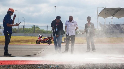 Direktur MGPA Priandhi Satria, saat melakukan peninjauan kondisi cat Sirkuit Mandalika. (MGPA)