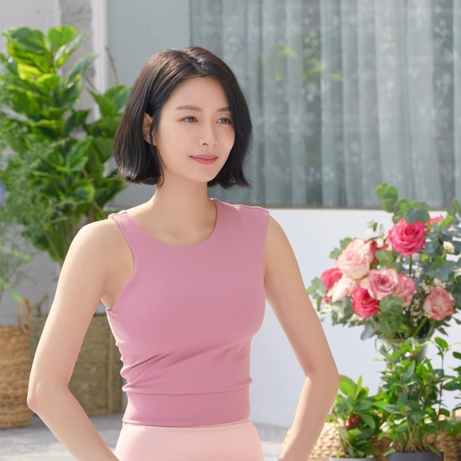 Rumor pacaran mereka berawal dari postingan yang memperlihatkan Song Da Eun dan Jimin BTS memakai aksesori yang sama dan nonton pertandingan sepak bola di hari ulang tahun sang aktris. ARMY juga menyadari Song Da Eun mengunggah foto di restoran hotel yang dekat tempat konser BTS. Foto: dok. Instagram @da.eun.da.eun