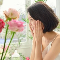 Sejumlah ARMY merasa risih dan menuding Song Da Eun sebagai ‘mantan pacar’ yang masih terobsesi dengan Jimin BTS. Di sisi lain, netizen Korea berpihak padanya bahkan mengkritik Jimin BTS karena memilih bungkam dan membiarkan ‘pacarnya’ tuai kecaman. Foto: dok. Instagram @da.eun.da.eun