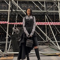 “Hanya karena idol yang kalian sukai mencintaiku bukan berarti aku pantas diserang. Aku tidak membuat langkah pertama. Jadi berhentilah menyalahkanku, oke? Kalian tidak tahu apa yang akan aku lakukan jika aku benar-benar marah,” tulis Song Da Eun. Foto: dok. Instagram @da.eun.da.eun