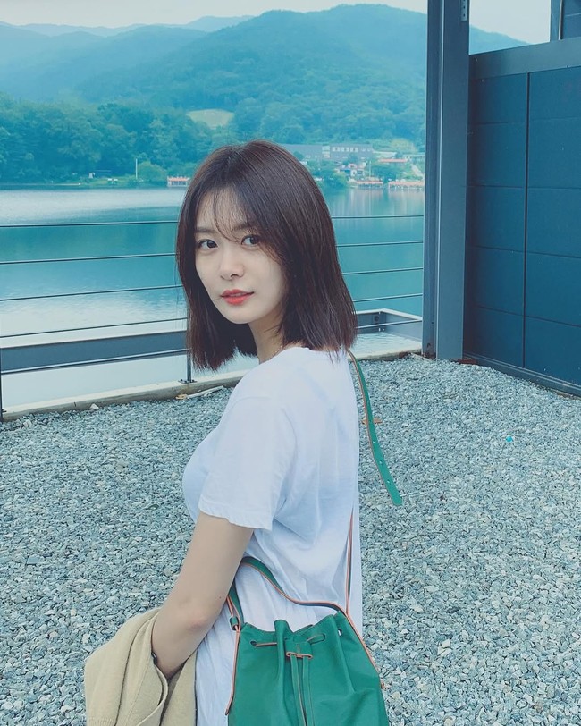 “Aku kasihan padanya. Para penggemar yang terobsesi ini, seakan-akan mereka bisa berpacaran dengannya?! Mereka semua iri,” “Ini karma untuk penggemar,” komentar sejumlah netizen yang mulai memihak Song Da Eun di forum komunitas Korea. Foto: dok. Instagram @da.eun.da.eun