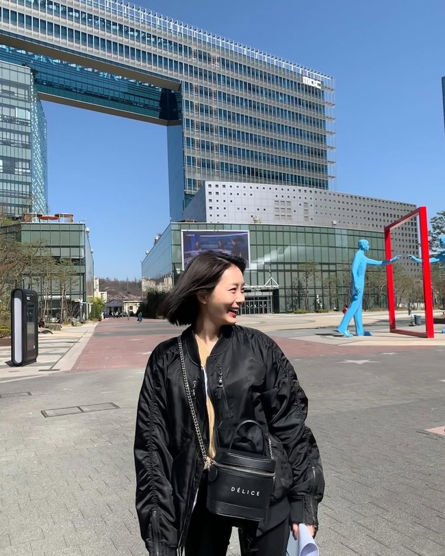 Belum lama ini, Song Da Eun telah membuat pernyataan untuk menegur penggemar Jimin BTS, yang seolah terus menyalahkannya. Ia pun menegaskan bahwa dirinya tidak segan untuk mengambil tindakan hukum terhadap ARMY. Foto: dok. Instagram @da.eun.da.eun