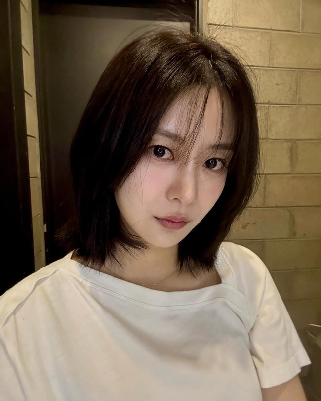 Terlepas dari kecaman yang berdatangan dari ARMY, Song Da Eun seolah tak gentar membuktikan hubungan asmaranya dengan Jimin BTS. Ia baru saja mengunggah video menyambut kedatangan Jimin BTS di apartemen, mengejutkannya di depan lift. Foto: dok. Instagram @da.eun.da.eun