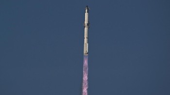 Sementara itu, Starship melakukan splashdown di Samudra Hindia dan meledak pasca-pendaratan—sesuai rencana sistem pemutus uji (flight termination system)—menandai pencapaian teknis penting meski bukan akhir dari penerbangan orbital penuh. REUTERS/Steve Nesius  
