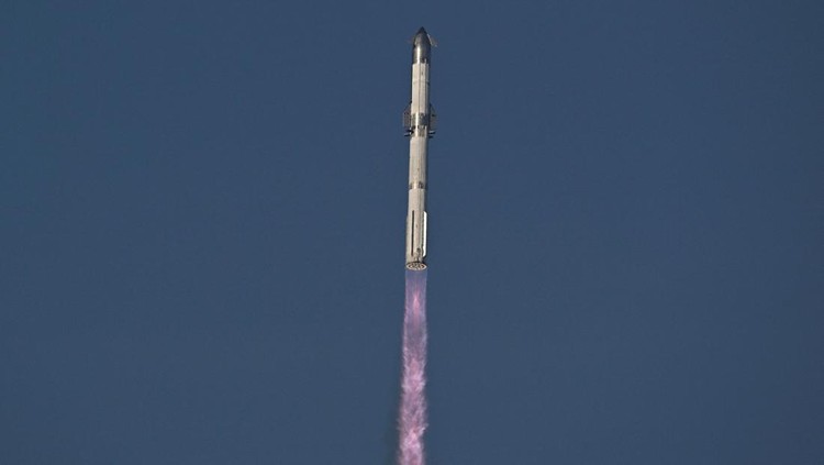 A SpaceX Super Heavy booster carrying the Starship spacecraft lifts off on its 10th test flight at the companys launch pad in Starbase, Texas, U.S., August 26, 2025. REUTERS/Steve Nesius