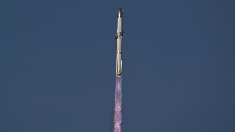 A SpaceX Super Heavy booster carrying the Starship spacecraft lifts off on its 10th test flight at the company's launch pad in Starbase, Texas, U.S., August 26, 2025. REUTERS/Steve Nesius
