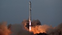 A SpaceX Super Heavy booster carrying the Starship spacecraft lifts off on its 10th test flight at the companys launch pad in Starbase, Texas, U.S., August 26, 2025. REUTERS/Steve Nesius
