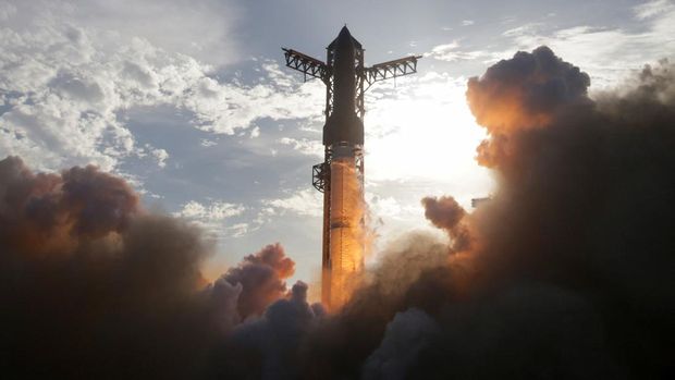 A SpaceX Super Heavy booster carrying the Starship spacecraft lifts off on its 10th test flight at the company's launch pad in Starbase, Texas, U.S., August 26, 2025. REUTERS/Steve Nesius