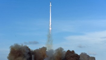 Super Heavy booster melakukan pendaratan uji di Teluk Meksiko menggunakan konfigurasi mesin alternatif dan pendaratan terbakar (landing burn); pendaratan ini berhasil meskipun satu mesin dihentikan secara sengaja. REUTERS/Steve Nesius  