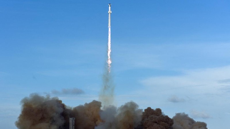 A SpaceX Super Heavy booster carrying the Starship spacecraft lifts off on its 10th test flight at the company's launch pad in Starbase, Texas, U.S., August 26, 2025. REUTERS/Steve Nesius