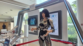 Salah satu yang menarik perhatian pengunjung di BATIC 2025 adalah robot humanoid dari China Mobile International. (Foto: Fitraya Ramadhanny/detikINET)