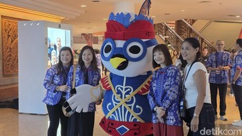 Para delegasi peserta event BATIC 2025 berfoto dengan maskot acara. Perusahaan yang hadir dari 40 negara mencakup telco provider, infrastruktur, hyperscale sampai solution provider. (Foto: Fitraya Ramadhanny/detikINET)