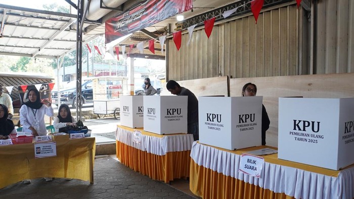 Suasana pencoblosan di Pilkada ulang Pangkalpinang.