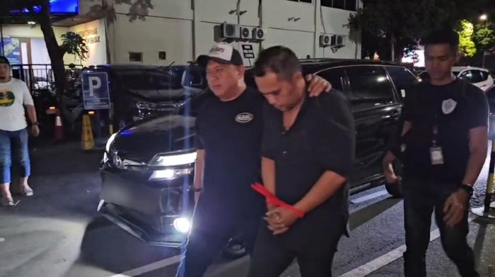 Tampang lesu penyedia tim pantau kasus Kacab Bank saat diciduk Polda Metro