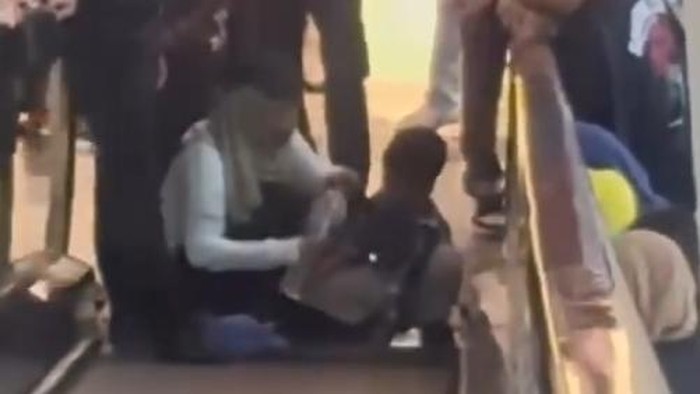 Tangkap layar video saat jari bocah terjepit eskalator mal.