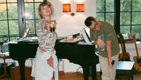Taylor bekerjasama dengan Jack Antonoff untuk menciptakan lagu-lagunya. Di tengah kesibukan menciptakan lagu keduanya menyelingi dengan minuman segar untuk menghalau lelah. Foto: Instagram/@taylorswift