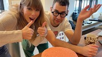 Sesekali Jack Taylor dan Jack bahkan merayakan keberhasilan mereka untuk setiap lagu yang ditulis. Ada kue dengan hiasan sederhana yang tersaji untuk dinikmati keduanya di studio. Foto: Instagram/@taylorswift