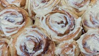 Pada masa pandemi lalu, Taylor Swift membagikan resep Cinnamon Roll buatannya. Kue tersebut mendadak populer sekaligus membuktikan kepiawaian Taylor memasak. Foto: Instagram/@taylorswift