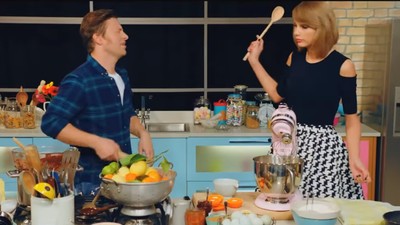 Taylor Swift Resmi Tunangan, Diva Ini Ternyata Jago Buat Kue!