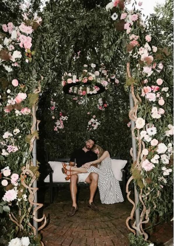 Taylor Swift dan Travis Kelce Tunangan.