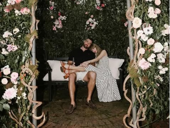 Taylor Swift dan Travis Kelce Tunangan.