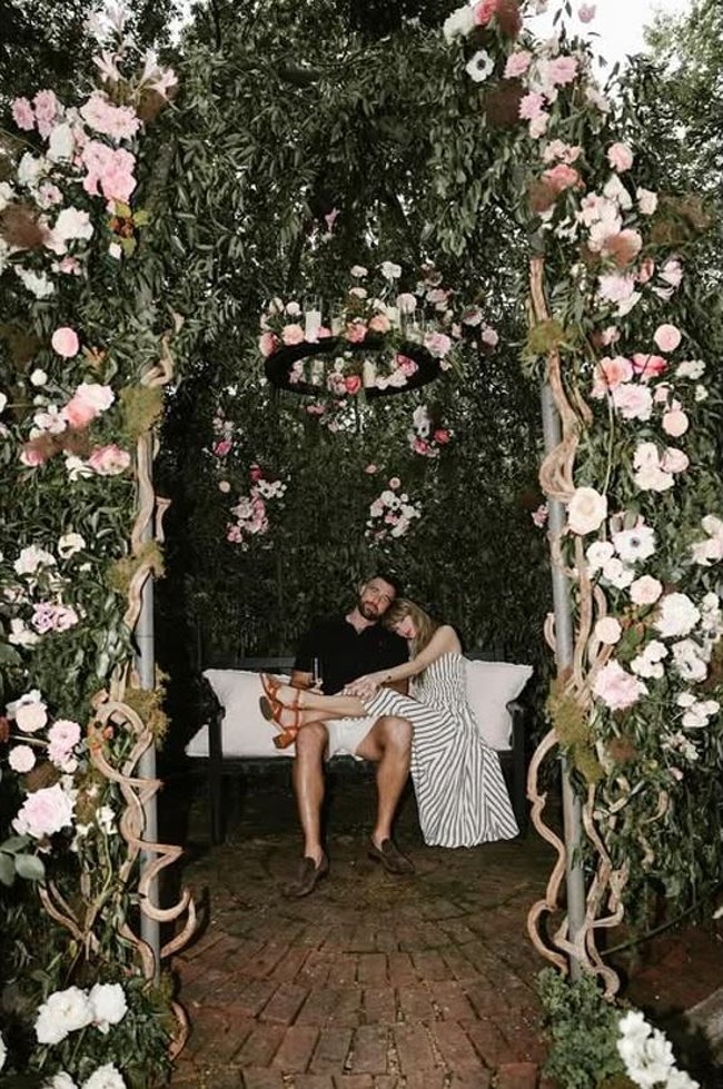 Selain cincin, banyak netizen dibuat salah fokus dengan dekorasi lamaran penuh bunga indah bak taman dongeng.dibuat salah fokus dengan dekorasi lamaran penuh bunga indah bak taman dongeng yang diprediksi mencapai $38.000 (Rp 600 juta).Foto: Instagram @taylorswift