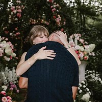 Potret Mesra Taylor Swift & Travis Kelce Tunangan dengan Cincin Berlian Rp 16 M Potret Mesra Taylor Swift & Travis Kelce Tunangan dengan Cincin Berlian Rp 16 M