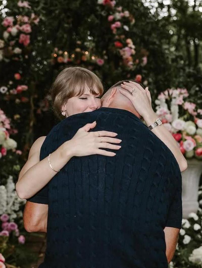 Potret Mesra Taylor Swift & Travis Kelce Tunangan dengan Cincin Berlian Rp 16 M