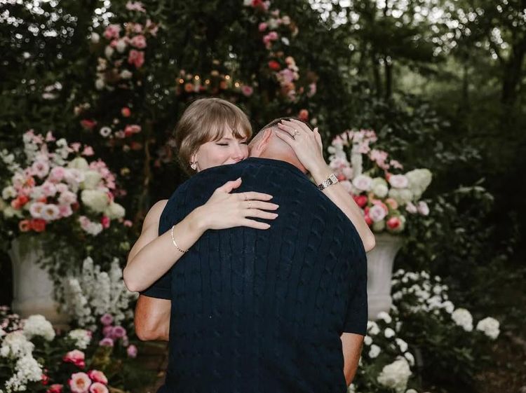 Potret Mesra Taylor Swift & Travis Kelce Tunangan dengan Cincin Berlian Rp 16 M