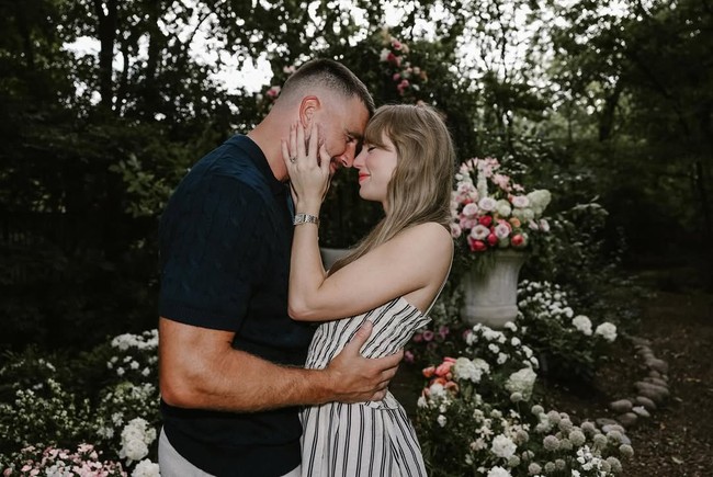 Taylor Swift resmi bertunangan dengan Travis Kelce. Kabar bahagia tersebut tentu mengheboh para penggemar dan netizen. Dalam postingan yang diunggah di Instagram, keduanya tampak sumringah selagi memamerkan cincin pertunangan. Foto: Instagram @taylorswift