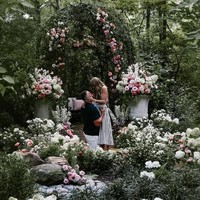 Taylor tampak mengenakan cincin bermahkota batu mulia yang ditaksir harganya fantastis. Dilansir News Au, simbol cinta yang diberikan Travis kepada Taylor adalah cincin emas bertahta berlian. Foto: Instagram @taylorswift