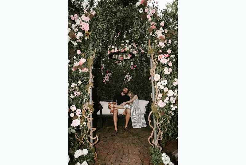Taylor Swift & Travis Kelce Taylor Swift & Travis Kelce umumkan pernikahan.