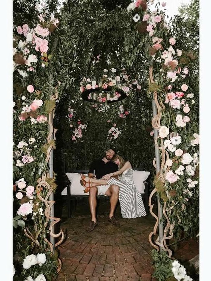 Taylor Swift & Travis Kelce umumkan pernikahan.