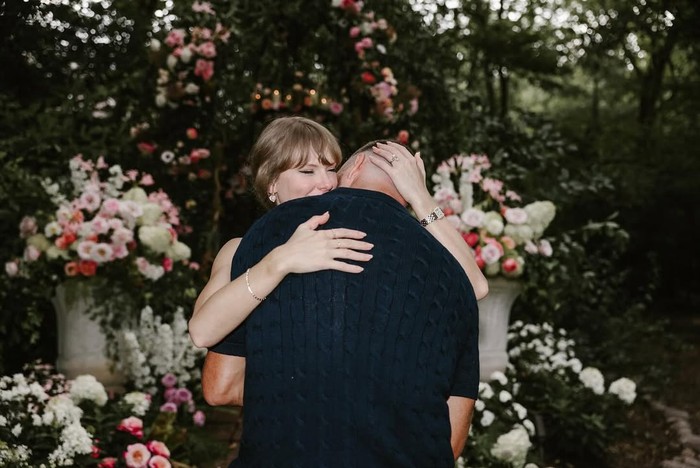 Taylor Swift & Travis Kelce umumkan pernikahan.