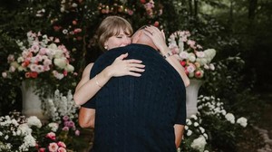 Guru Bahasa Inggris dan guru olahragamu akan menikah, tulis Taylor Swift dalam unggahan kolaboasi dengan Travis Kelce di Instagram dilihat Rabu (27/8/2025). (Foto: dok. Instagram @taylorswift)