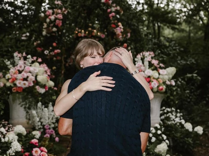 Taylor Swift & Travis Kelce Taylor Swift & Travis Kelce umumkan pernikahan.