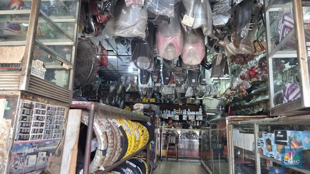 Tempat onderdil motor di Jakarta yakni daerah Jalan Otto Iskandardinata (Otista), Kampung Melayu Jakarta Timur kini kondisinya tak seramai dahulu. (CNBC Indonesia/Chandra Dwi Pranata )