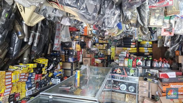 Tempat onderdil motor di Jakarta yakni daerah Jalan Otto Iskandardinata (Otista), Kampung Melayu Jakarta Timur kini kondisinya tak seramai dahulu. (CNBC Indonesia/Chandra Dwi Pranata )