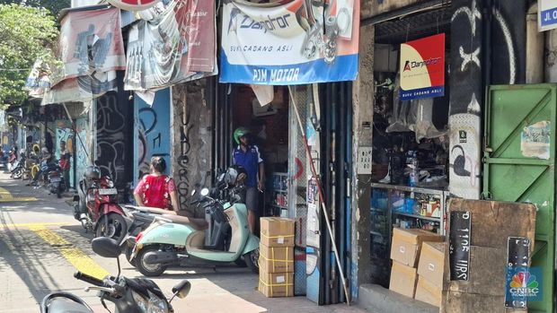 Tempat onderdil motor di Jakarta yakni daerah Jalan Otto Iskandardinata (Otista), Kampung Melayu Jakarta Timur kini kondisinya tak seramai dahulu. (CNBC Indonesia/Chandra Dwi Pranata )
