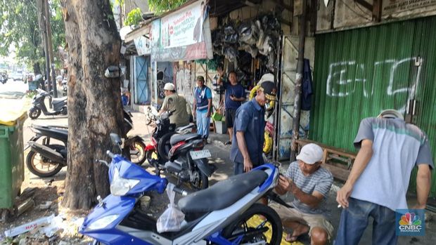Tempat onderdil motor di Jakarta yakni daerah Jalan Otto Iskandardinata (Otista), Kampung Melayu Jakarta Timur kini kondisinya tak seramai dahulu. (CNBC Indonesia/Chandra Dwi Pranata )